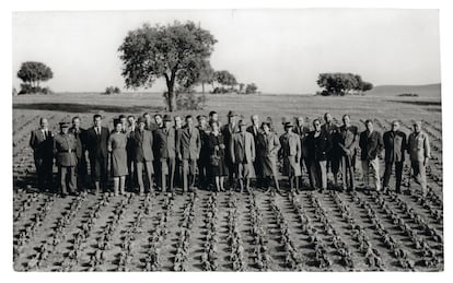 Imagen principal al término de la cacería. En el centro, el dictador, el general Francisco Franco, rodeado por su familia más directa: a su derecha, su mujer, Carmen Polo, y su yerno, el marqués de Villaverde; a su izquierda, su hija, Carmen Franco. La única que aún vive.