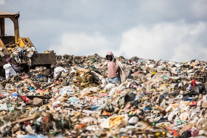 Un reciclador en Duquesa, el mayor vertedero de Latinoamérica, en República Dominicana