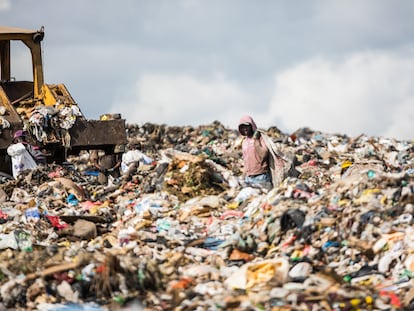 Un reciclador en Duquesa, el mayor vertedero de Latinoamérica, en República Dominicana, que ha iniciado los trabajos de cierre.