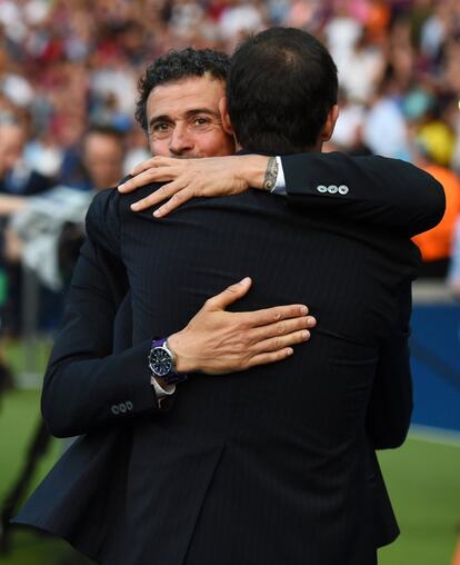 Luis Enrique y Allegri se abrazan antes del partido.