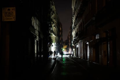 Una calle de Barcelona a oscuras durante el apagón.