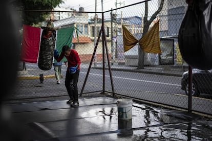 La escuela de boxeo Conde, en la Aquiles Serdán, se ubica debajo de un puente vehicular, en Ciudad de México.