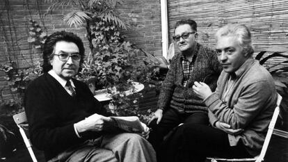 D'esquerra a dreta, Antoni Tàpies, Joan Brossa i Josep M. Mestres Quadreny l'any 1983.