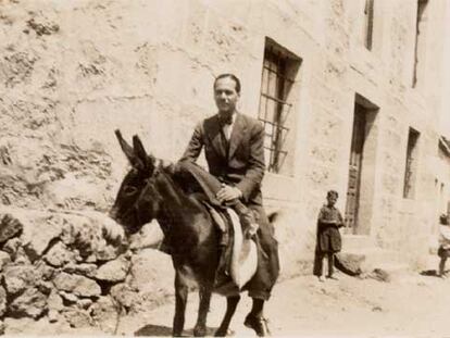 El poeta Luis Cernuda, durante una visita a Burgohondo (Ávila), en un viaje con las Misiones Pedagógicas de la II República en 1932.