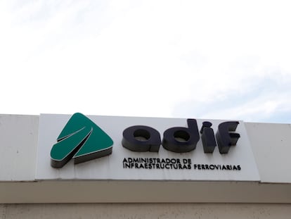 El logotipo de Adif sobre la estación madrileña de Nuevos Ministerios.