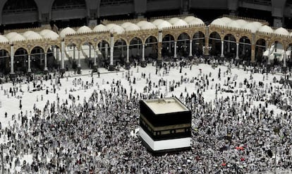 Peregrinos musulmanes rodean la Kaaba, el santuario más sagrado para el Islam, en la Gran Mezquita de la ciudad de La Meca (Arabia Saudí).