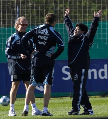 Maradona y Signorini, junto al delantero Martín Palermo, en un entrenamiento de Argentina.