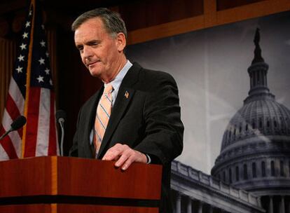 El senador Judd Gregg anuncia su renuncia al cargo de secretario de Comercio en una rueda de prensa en el Capitolio.