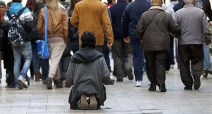 Un hombre pide limosna en una calle de Valencia.