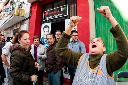 Una vecina de Pinos Puente celebra el premio junto a la sede de IU.