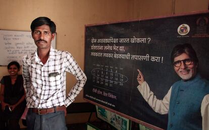 Dharmendra, de 25 años, posa junto a una imagen de la estrella de Bollywood Amitabh Bachchan el centro de control de tuberculosis de Mumbai. Dharmendra se curó de la variedad multirresistente de esta enfermedad después de finalizar su tratamiento en septiembre de 2015 y ha podido recuperar su trabajo como chófer. La estrella de Bollywood Amitabh contrajo la tuberculosis en 2010 y desde entonces es un importante activista en la lucha contra ella.