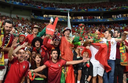 Aficionados portugueses celebran el pase a la final. 