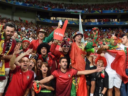 Aficionados portugueses celebran el pase a la final. 