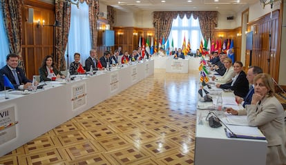 El presidente del Gobierno Pedro Sánchez (centro), preside la reunión de la XXVII Conferencia de Presidentes.