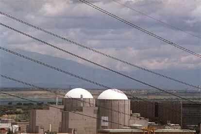 La central nuclear de Almaraz, Cáceres, se inauguró en los años ochenta y va a funcionar en principio hasta 2010.