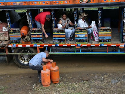 Exguerrilleros de las FARC se alistan para trasladarse de Ituango a Mutatá.