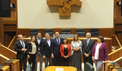 Los nueve parlamentarios del PP tras entregar sus credenciales en la Cámara vasca.