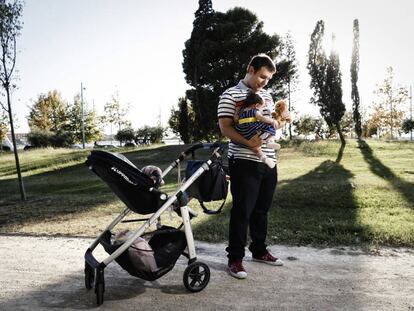 Manuel Lorente con su hija en un parque de Zaragoza, tras disfrutar de cuatro semanas de baja por paternidad. 