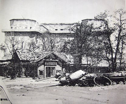 Tanques soviéticos destruidos en el zoo de Berlín frente a la Torre antiaérea (Flakturm).