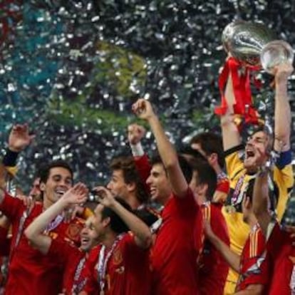 La Selección española de fútbol levanta el trofeo de campeón de Europa, el segundo consecutivo, el 1 de julio de 2012 en Kiev.