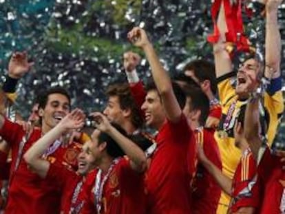 La Selección española de fútbol levanta el trofeo de campeón de Europa, el segundo consecutivo, el 1 de julio de 2012 en Kiev.