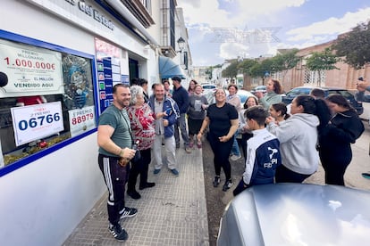 Celebraciones junto a la administración de La Puebla de Cazalla en Sevilla donde se han vendido 10 décimos del segundo premio.
