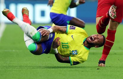 Neymar cae al suelo tras un lance con el serbio Sasa Lukic. 