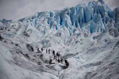 Visitantes caminando sobre el glaciar Perito Moreno en el Parque Nacional Los Glaciares, de la Patagonia campo de hielo sur, en la provincia de Santa Cruz, Argentina.