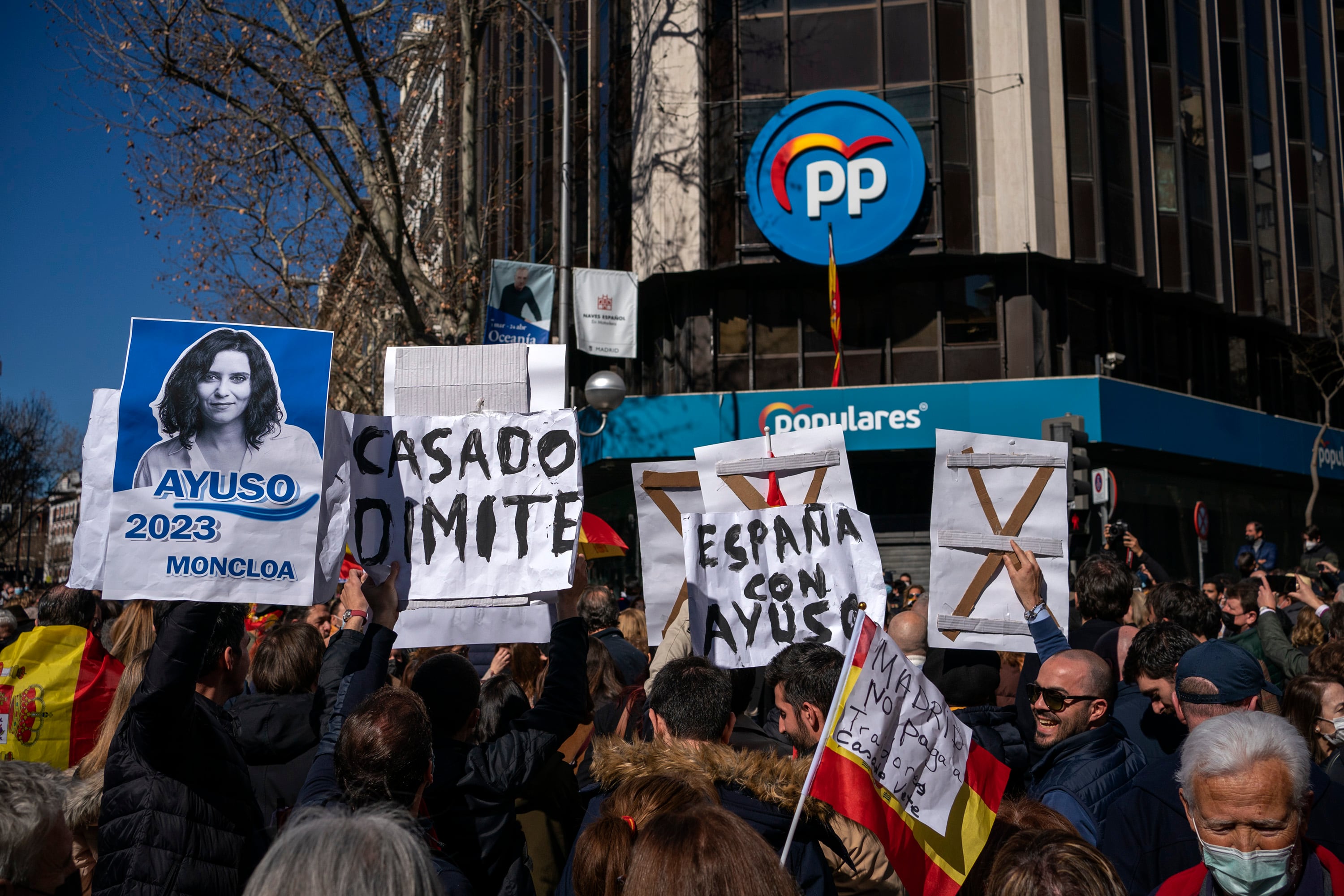 Manifestación a favor de ISabel Díaz Ayuso y contra pablo casado en la sede del PP (PArtido popular) en Génova  en Madrid.