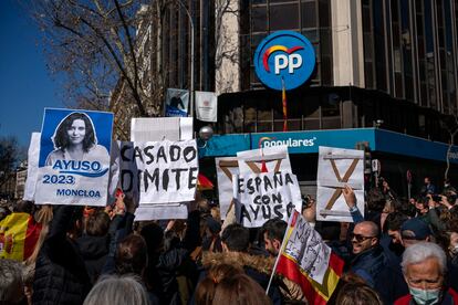 Manifestación a favor de Isabel Díaz Ayuso y contra Pablo Casado ante la sede del PP en Madrid, el pasado fin de semana.