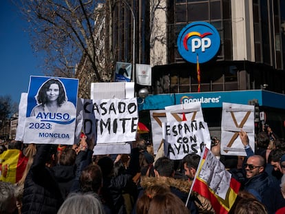 Manifestación a favor de Isabel Díaz Ayuso y contra Pablo Casado ante la sede del PP en Madrid, el pasado fin de semana.