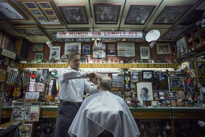 Interior de la barbería Curro, en Sevilla.