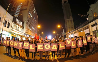 Manifestantes en busca de la legalización del aborto en Chile