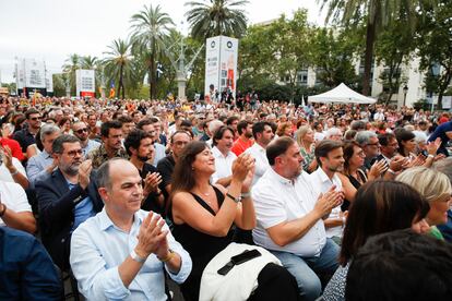 La presidenta de JxCat, Laura Borràs, al lado de Oriol Junqueras (a su izquierda) y de Jordi Turull.