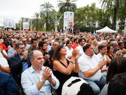 La presidenta de JxCat, Laura Borràs, al lado de Oriol Junqueras (a su izquierda) y de Jordi Turull.