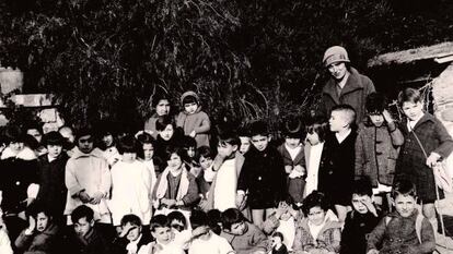 Profesoras y alumnos, durante la Segunda República.
