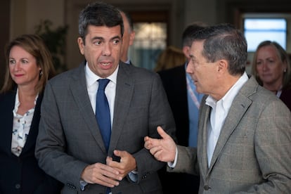 El presidente de la Generalitat, Carlos Mazón, junto al consejero de Sanidad, Marciano Gómez, (d) visita el Centro de Información y Coordinación de Urgencias (CICU) de Castellón, este miércoles.