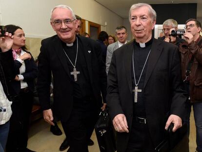 El obispo de Barbastro, Ángel Pérez (izquierda) y el obispo de Lleida, Salvador Gímenez, el jueves, durante el juicio.  