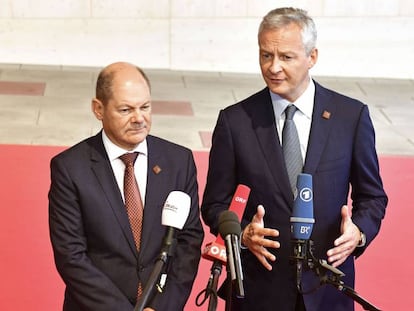 El ministro alemán de Finanzas, Olaf Scholz (izquierda), junto su homólogo francés, Bruno Le Maire, el sábado en Viena.