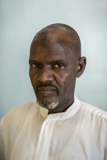 Ousmane fue detenido el 30 de julio de 1983 en Faya-Largeau. Al pertenecer a la rebelión contra Habré, su suerte estaba echada. Tras ser trasladado a la capital ingresó en prisión. “Estábamos todo el día en una pequeña celda, hacíamos allí nuestras necesidades. Siete meses después todos estábamos enfermos, morían cuatro o cinco personas cada día, pero sólo sacaban el cadáver cuando el cuerpo empezaba a hincharse y a llenarse todo de moscas”. Permaneció cuatro años y medio encerrado. “Nunca tuve esperanzas de salir con vida, nos daban una bola de mijo para comer. Esto es para los hijos de Gadafi”, decían.