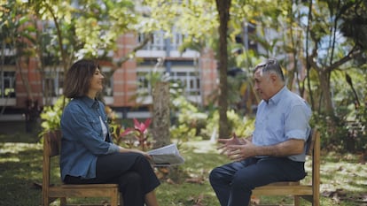 Lara Siscar entrevista a Gervasio Sánchez en el programa 'En primicia', en una imagen cedida por RTVE.
