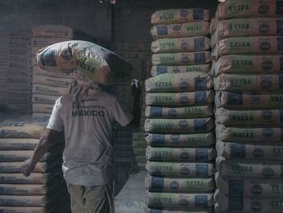 Un trabajador carga un costal de cemento, en un almacén en Ciudad de México, en febrero de 2023.