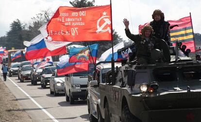Desfile de motorizado con banderas para conmemorar el quinto aniversario de la anexión de la península de Crimea por parte de Rusia, en Sevastopol el 16 de marzo.