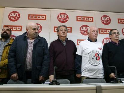 José Alcázar, el portavoz de los ocho sindicalistas acusados por su actuación en la huelga general de 2010 frente a la planta de Airbus de Getafe, acompañado por el secretario de Acción Sindical de UGT, Toni Ferrer, y su homólogo de CCOO, Ramón Gorriz y alguno de "los 8 de Airbus