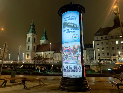Un cartel anuncia la consulta sobre las sanciones, en Budapest, el 15 de noviembre.