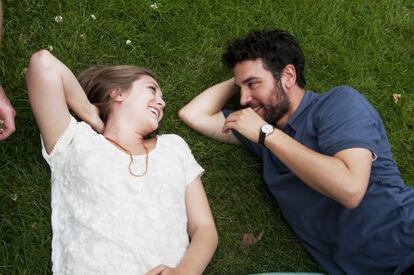 Elizabeth Olsen y Josh Radnor, en &#039;Amor y letras&#039;.