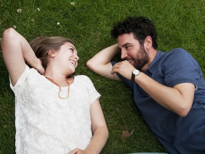 Elizabeth Olsen y Josh Radnor, en &#039;Amor y letras&#039;.