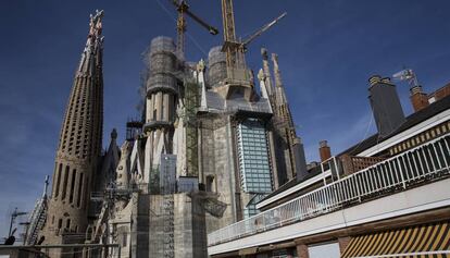 Perspectiva del edificio de viviendas de la calle de Mallorca frente al templo de la Sagrada Familia.