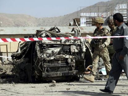 Un policía resguarda el sitio donde han muerto este martes nueve extranjeros y tres afganos en Kabul.