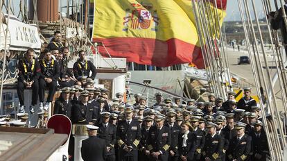 Felipe VI y Juan Carlos I durante su visita al Juan Sebastián Elcano en San Fernando, Cádiz.